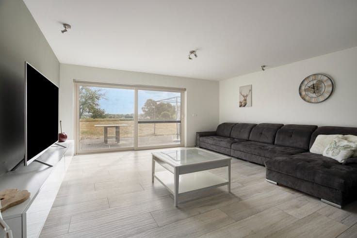 Ruime gerenoveerde gezinswoning met 3 slaapkamers op een ...