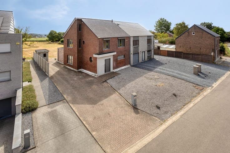 Ruime gerenoveerde gezinswoning met 3 slaapkamers op een ...