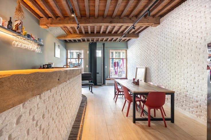 Karaktervolle woning met originele bar in hartje Antwerpen