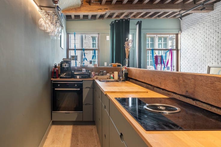 Karaktervolle woning met originele bar in hartje Antwerpen