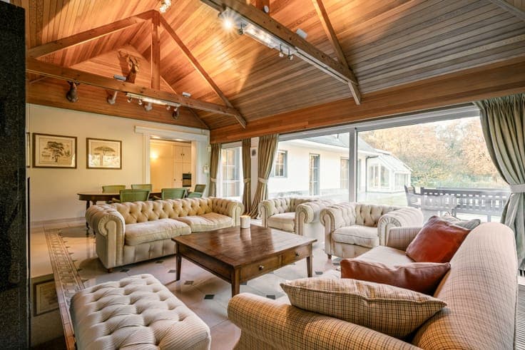 Exclusive villa on a unique private estate (14990m²)