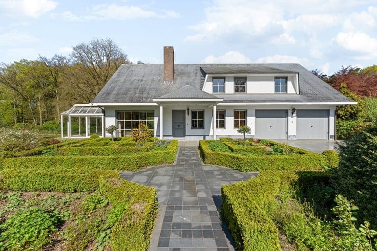 Exclusive villa on a unique private estate (14990m²)