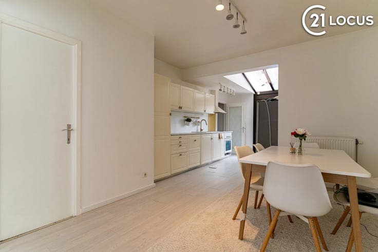 Spacious family home with 3 bedrooms garden and garage