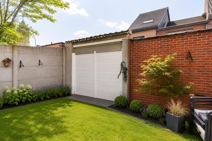 Spacious family home with 3 bedrooms garden and garage