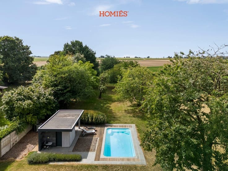 Karaktervolle hoeve met grote tuin en zwembad