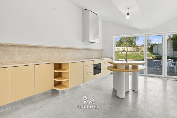 Fully renovated home with spacious garden