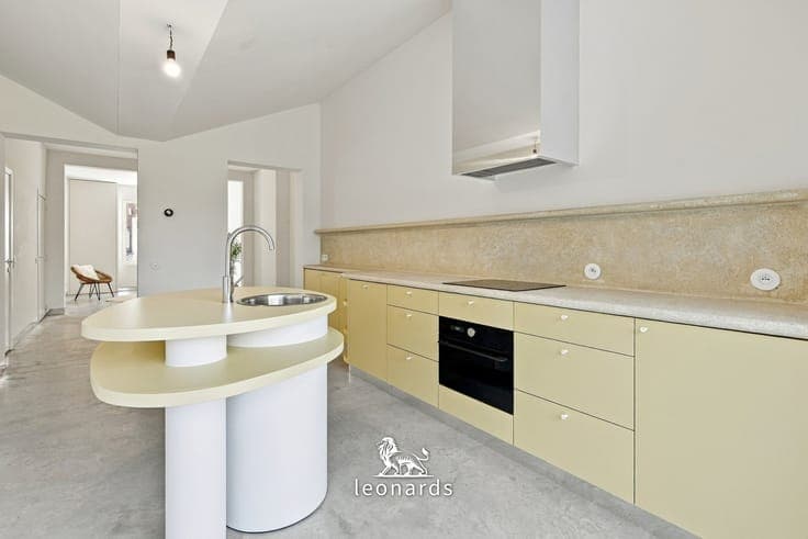 Fully renovated home with spacious garden