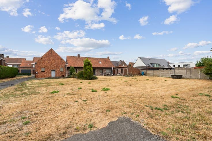 For renovation: charming home on a 15,786 m² plot in Deerlij