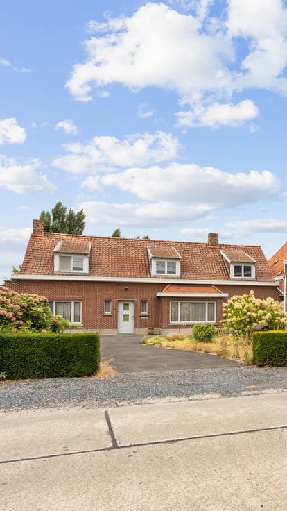 For renovation: charming home on a 15,786 m² plot in Deerlij