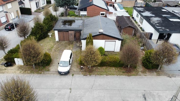 Semi-detached house in need of renovation in a quiet locatio