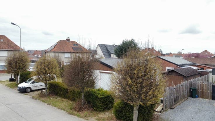 Semi-detached house in need of renovation in a quiet locatio