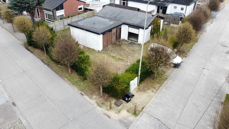 Semi-detached house in need of renovation in a quiet locatio