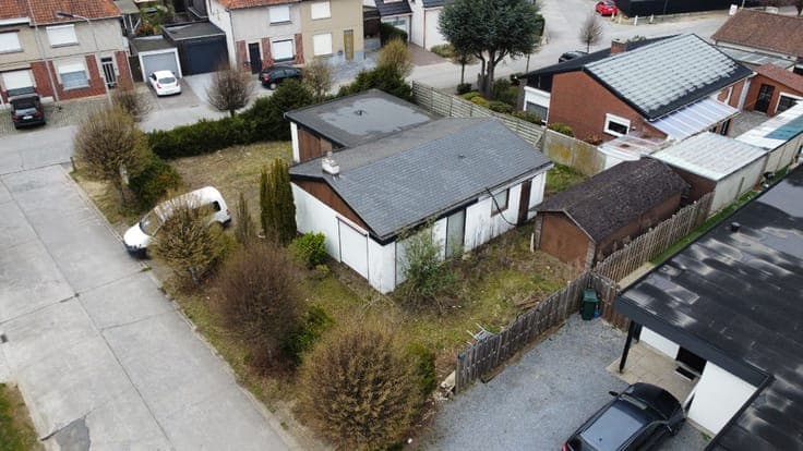 Semi-detached house in need of renovation in a quiet locatio