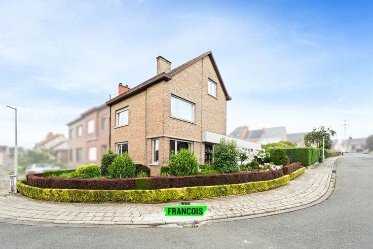 Home with building plot within walking distance of Zottegem…