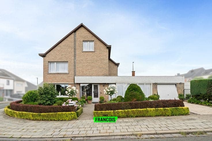 Home with building plot within walking distance of Zottegem…