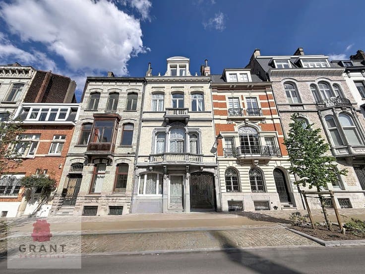 Mansion of +- 550m², garden and back house of +-100m²