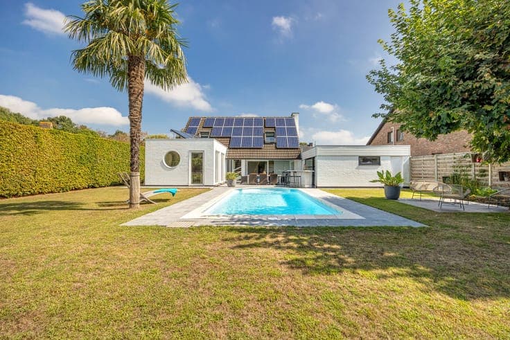 Karaktervolle villa met prachtige tuin en zwembad in dood...