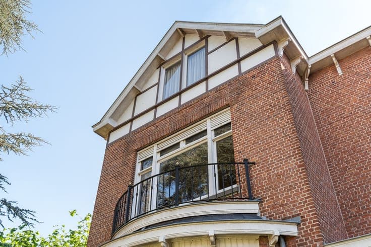 Statige notariswoning met weide en stallen op 7.434 m²