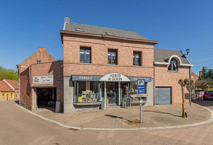 Ruim handelshuis met woonst en garages