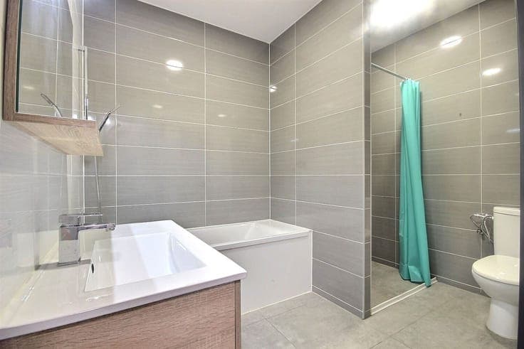 Jolie maison rénovée avec quatre chambres et garage