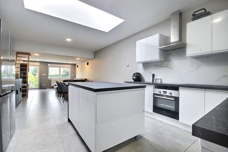 Jolie maison rénovée avec quatre chambres et garage