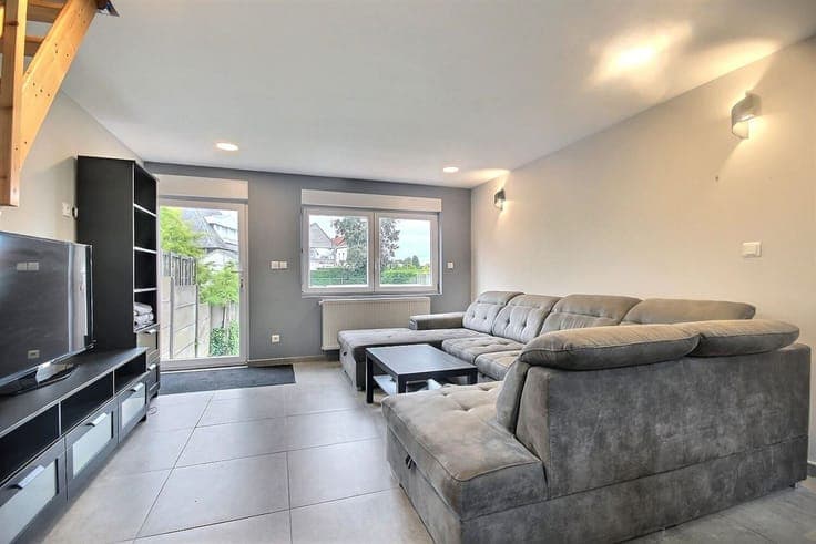 Jolie maison rénovée avec quatre chambres et garage