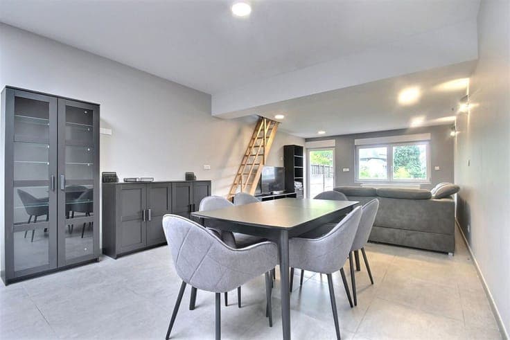 Jolie maison rénovée avec quatre chambres et garage