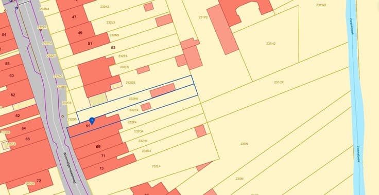 Centraal en strategisch gelegen halfopen woning