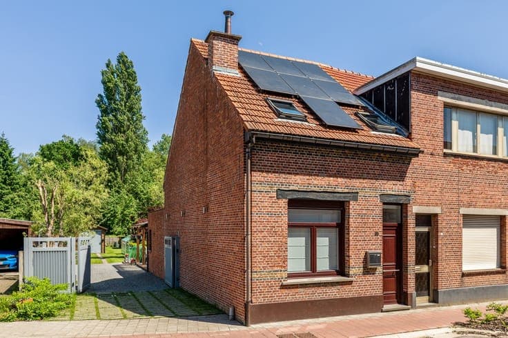 Centraal en strategisch gelegen halfopen woning