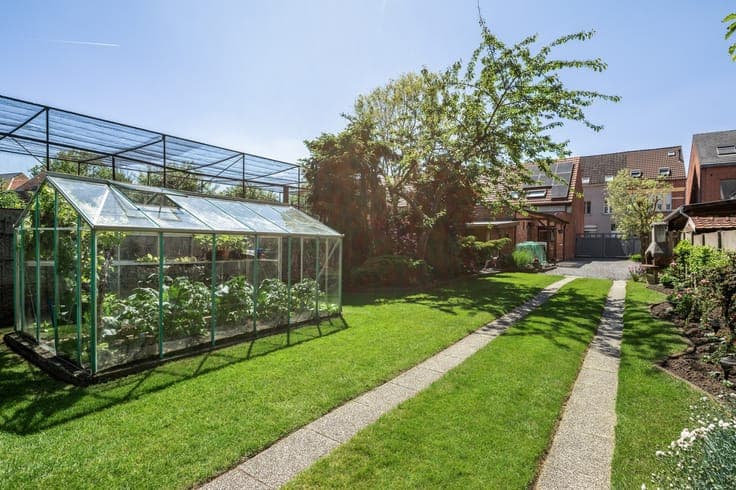 Centraal en strategisch gelegen halfopen woning