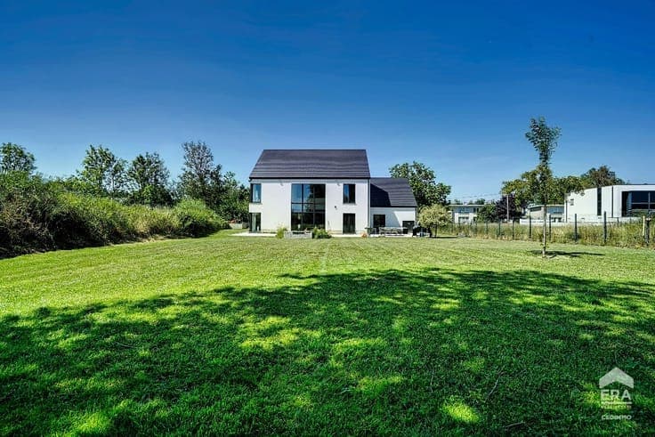 STUNNING VILLA WITH REMARKABLE PROPORTIONS!