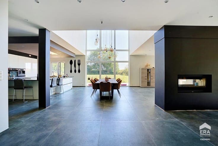STUNNING VILLA WITH REMARKABLE PROPORTIONS!