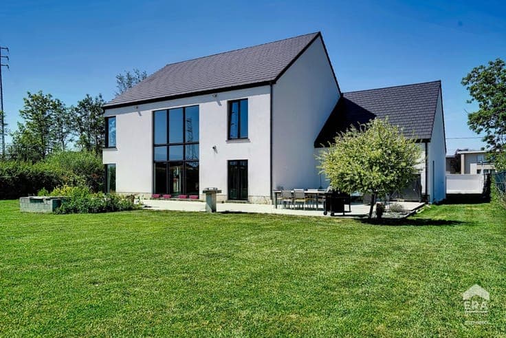 STUNNING VILLA WITH REMARKABLE PROPORTIONS!