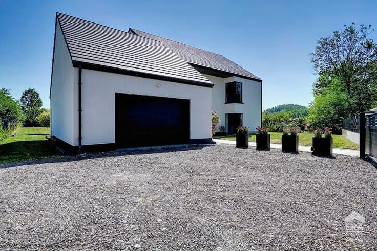 STUNNING VILLA WITH REMARKABLE PROPORTIONS!