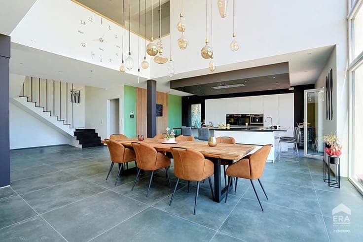STUNNING VILLA WITH REMARKABLE PROPORTIONS!