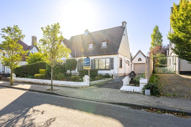 Spacious open house with 4 bedrooms, garage, and south-faci