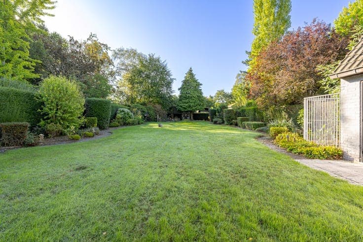 Spacious open house with 4 bedrooms, garage, and south-faci