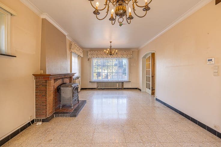 Spacious open house with 4 bedrooms, garage, and south-faci