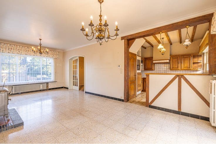 Spacious open house with 4 bedrooms, garage, and south-faci