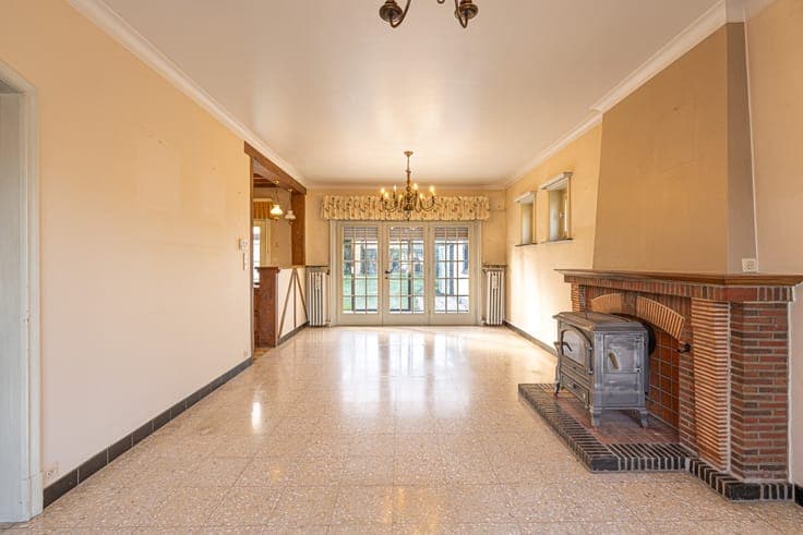 Spacious open house with 4 bedrooms, garage, and south-faci