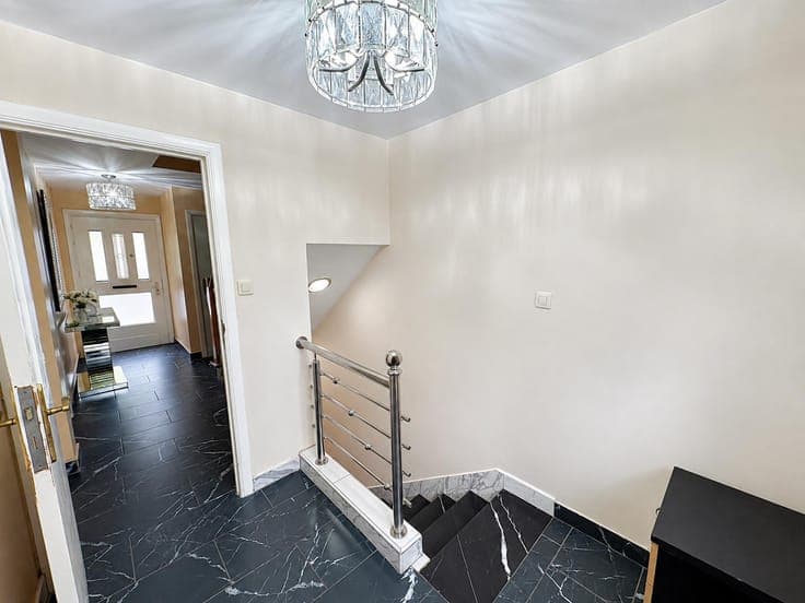 Large 6-bedroom house with a garden, terrace and garage
