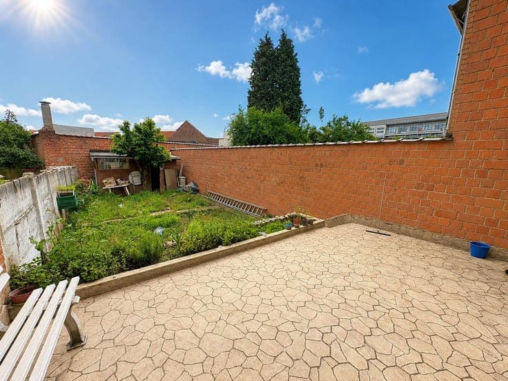 Large 6-bedroom house with a garden, terrace and garage