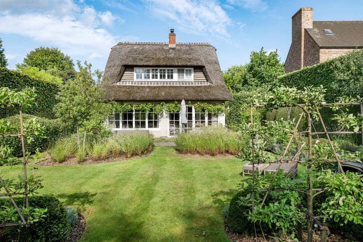 Characterful home with outbuilding in De Sterre!