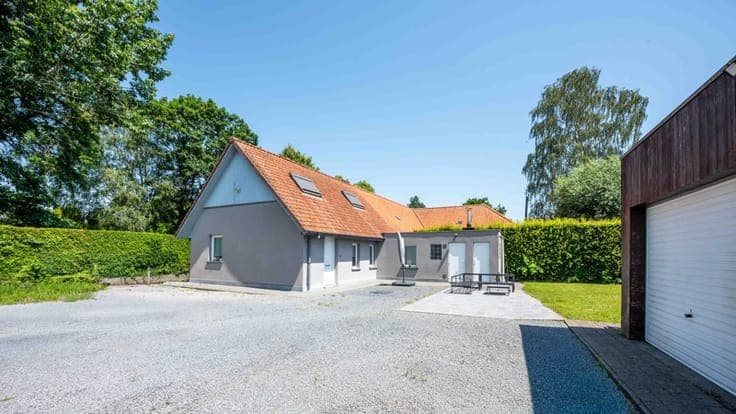 Charmante woning met 2 slaapkamers en 2 garages