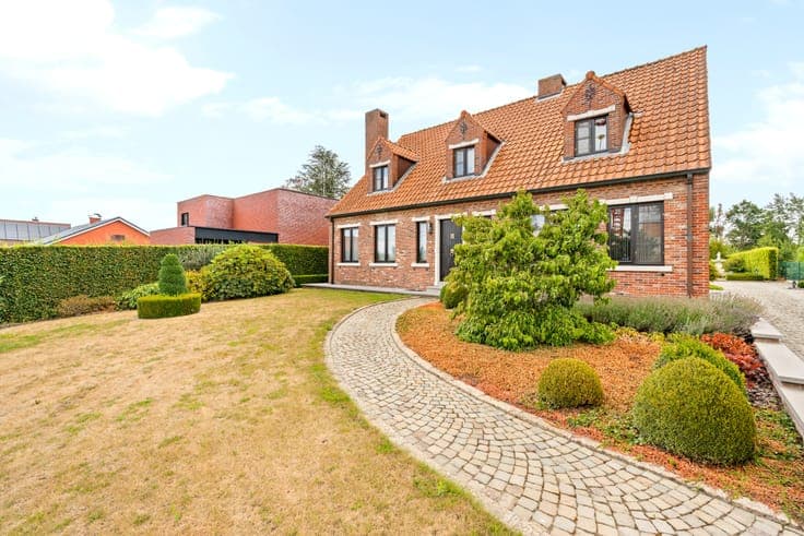 Spacious, solidly built villa on 2,092 m² in a rural settin