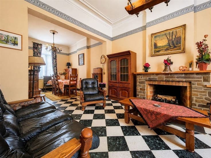 Maison à rénover dans une rue calme à proximité de la gare