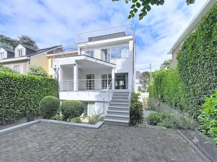Exceptional house with garden, terraces and garage
