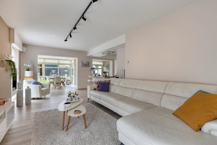 Instapklare gezinswoning met 5 slaapkamers, zonnige tuin en