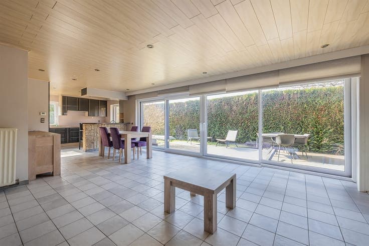 Comfort and space: 4-bedroom villa with garage and garden