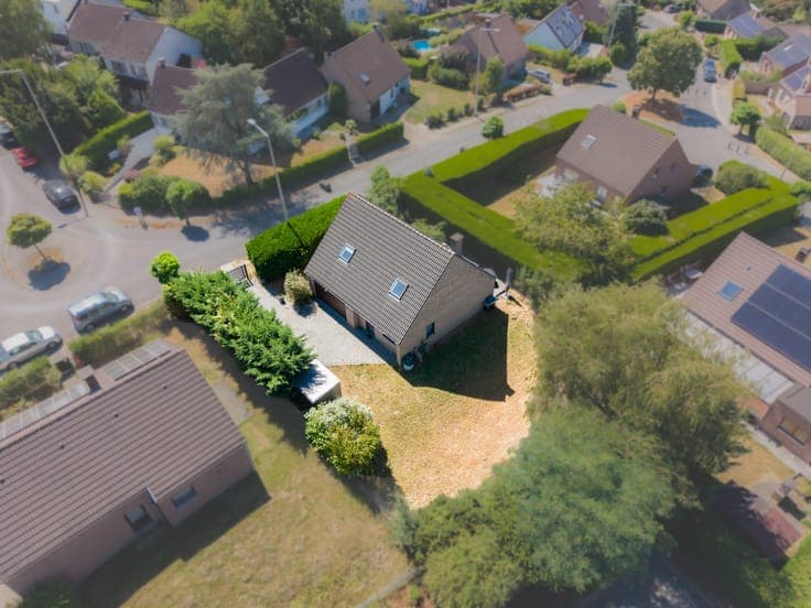 Comfort and space: 4-bedroom villa with garage and garden